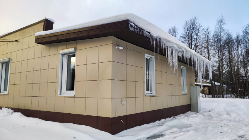 Невысокое здание с крупными сосульками на крыше