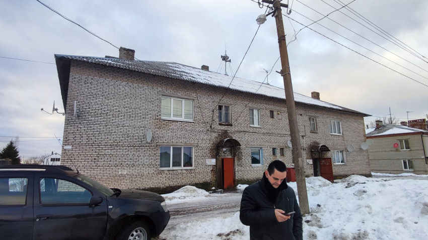 Двухэтажный кирпичный жилой дом советского периода зимой