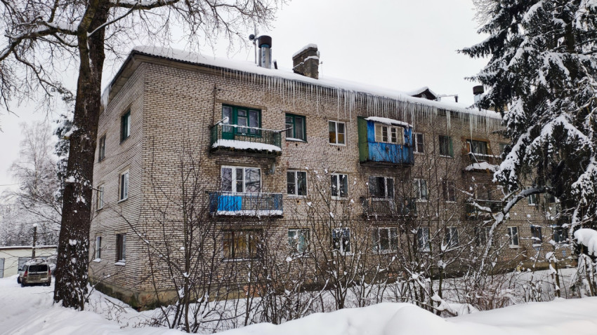 Двор многоквартирного кирпичного дома в зимний период