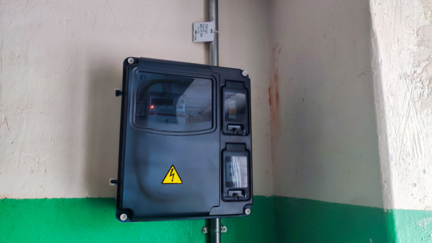 Электрический распределительный щит в подъезде жилого дома