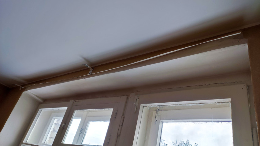 Потолок и оконный проём с частично снятой панелью
