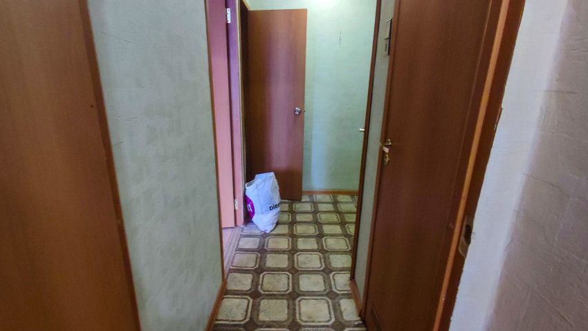 Проходной коридор с открытыми дверями в жилой квартире