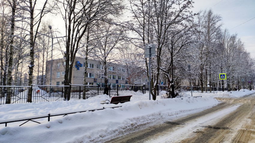 Улица у школы в зимний период