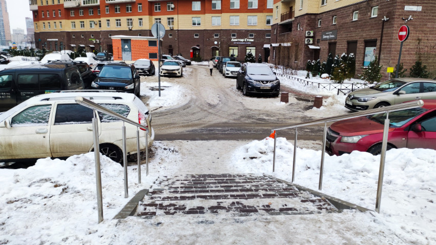 Зимняя парковочная зона у жилого комплекса