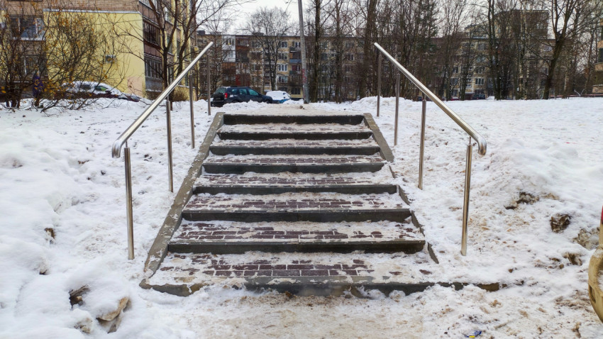 Зимняя лестница с перилами в жилом квартале