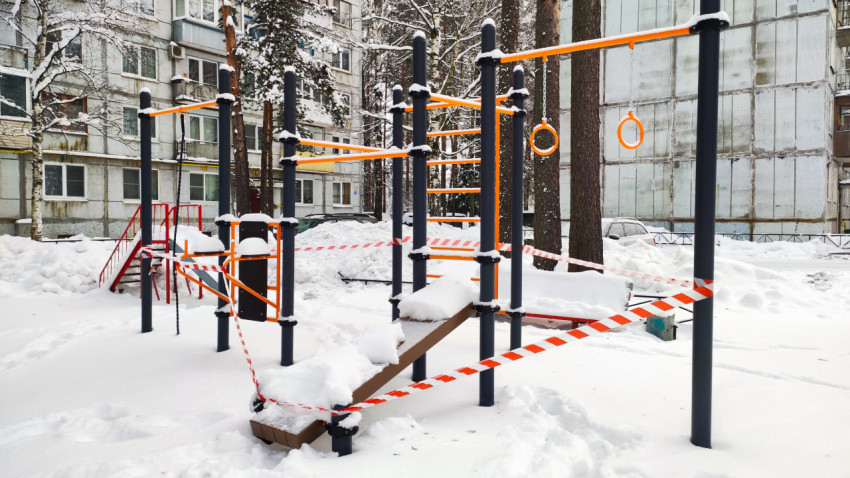 Уличный спортивный комплекс, огороженный сигнальной лентой