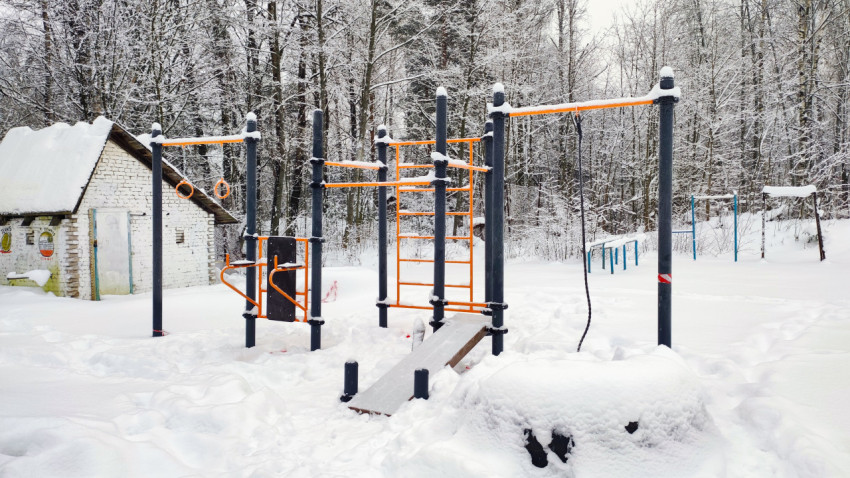 Уличные турники и гимнастические снаряды в зимнем парке