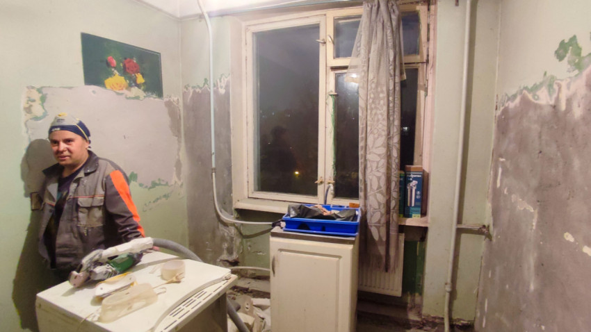 Рабочий в помещении на стадии внутреннего ремонта