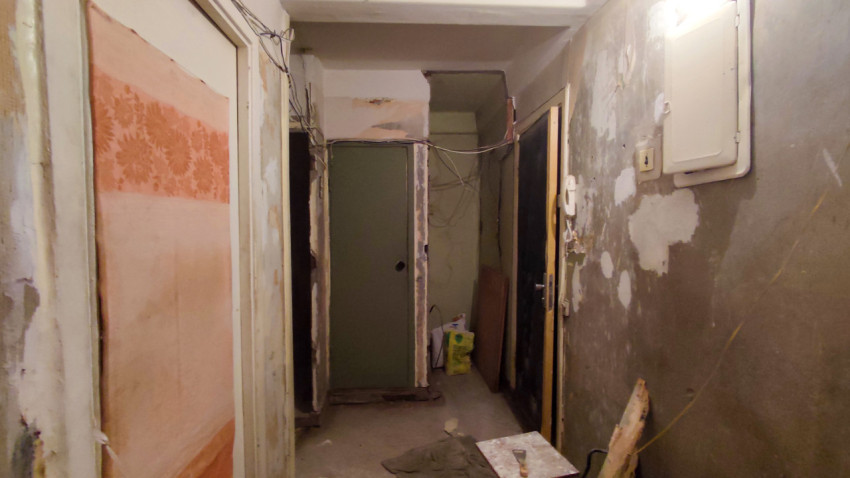 Входная зона старой квартиры в процессе обновления