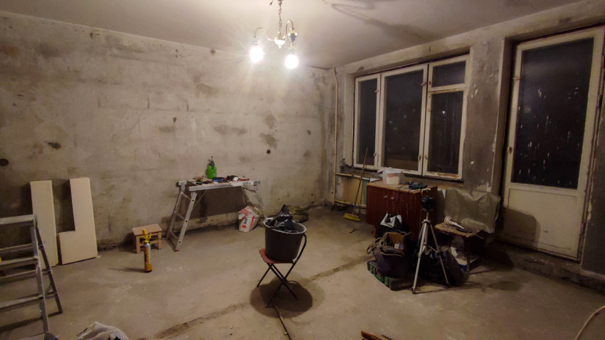 Рабочая зона у окна с инструментами и незавершённой отделкой