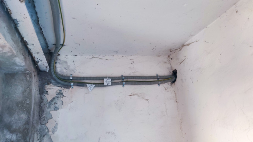 Прокладка электрического кабеля в трубе по стене