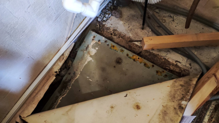 Открытая ниша пола с остатками старого покрытия