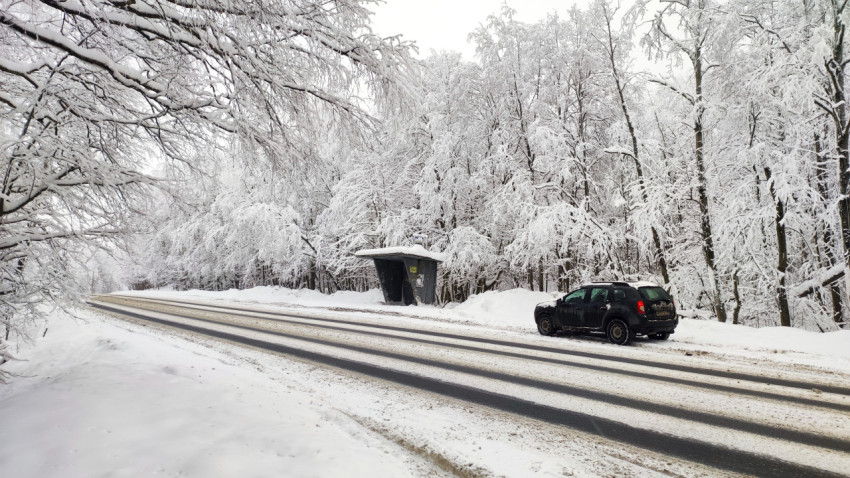 Загородная автобусная остановка у зимней дороги