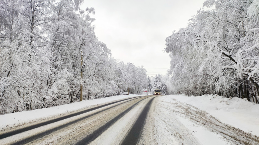 Автобус на зимней загородной дороге