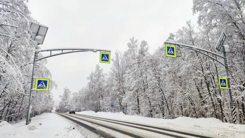 Пешеходный переход на загородной зимней трассе