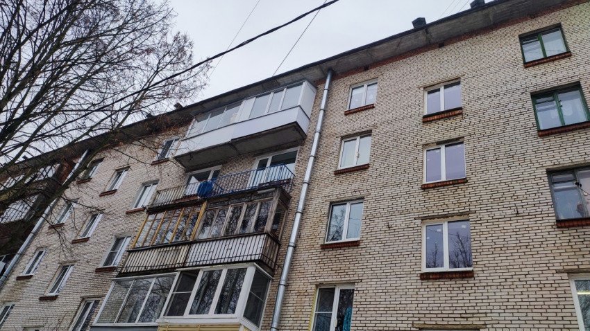 Кирпичный пятиэтажный жилой дом с балконами