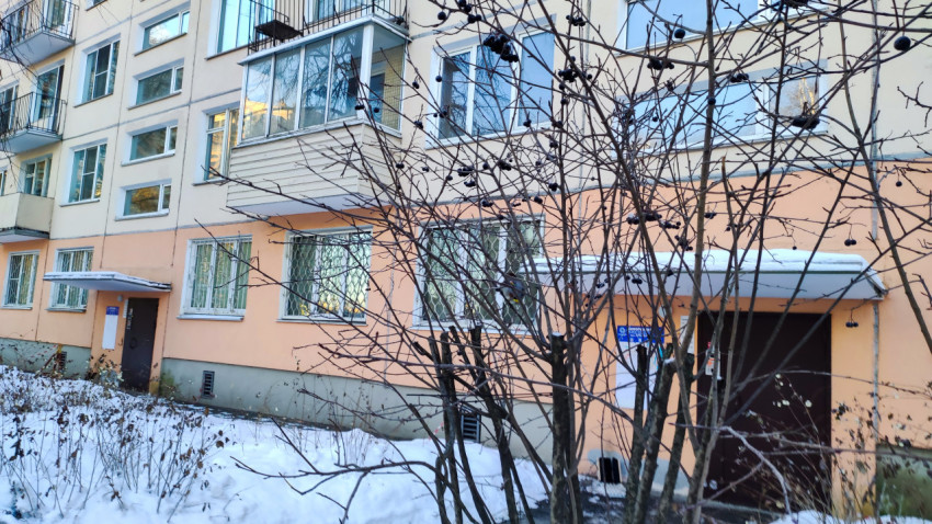 Двор советской пятиэтажки зимой