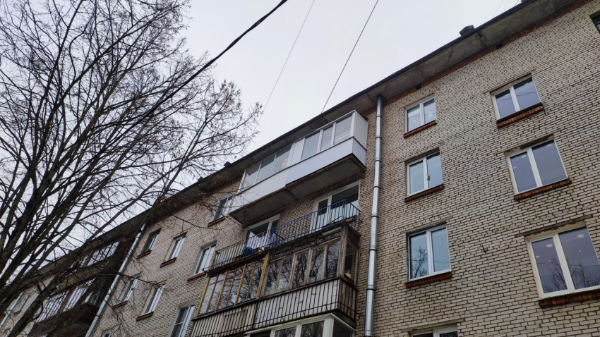 Фасад пятиэтажного кирпичного дома с балконами