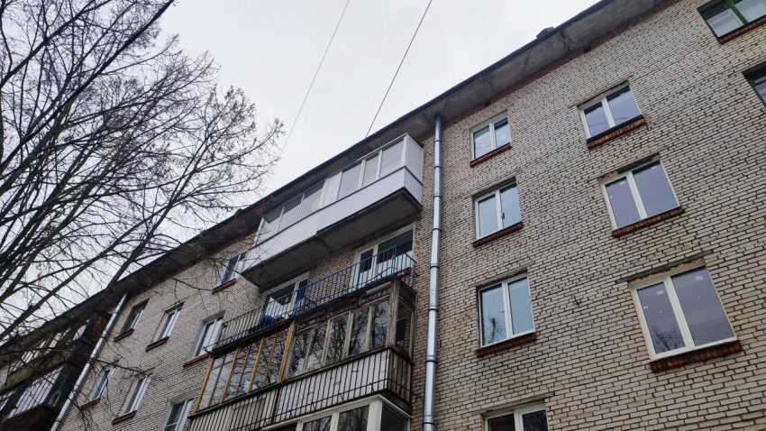 Фасад кирпичного жилого дома с балконами