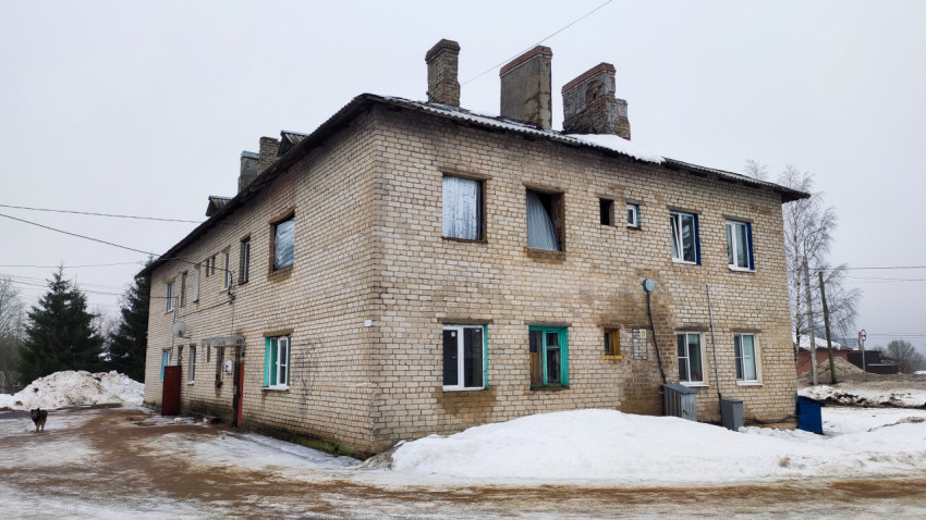 Кирпичный жилой дом с наружными инженерными элементами