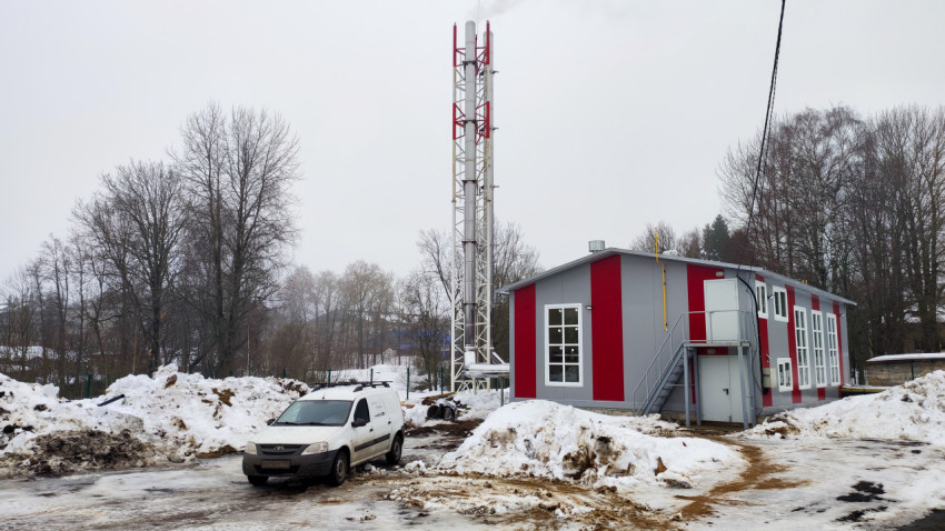 Небольшая котельная с дымовыми трубами зимой