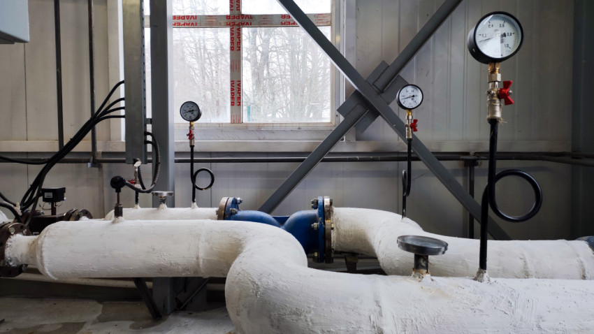 Теплотехнический участок с изолированными трубами и манометрами