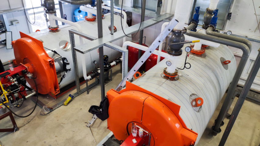 Промышленные котлы и трубопроводы в тепловом пункте