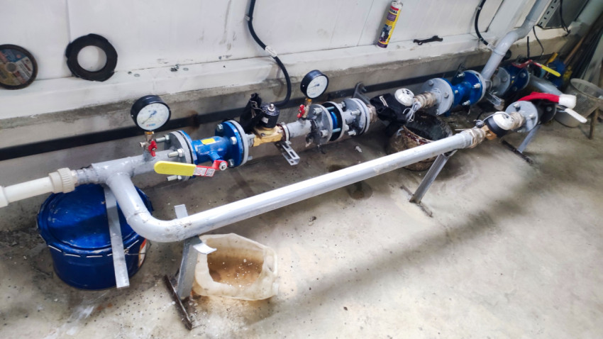 Линейный участок трубопровода с манометрами и арматурой