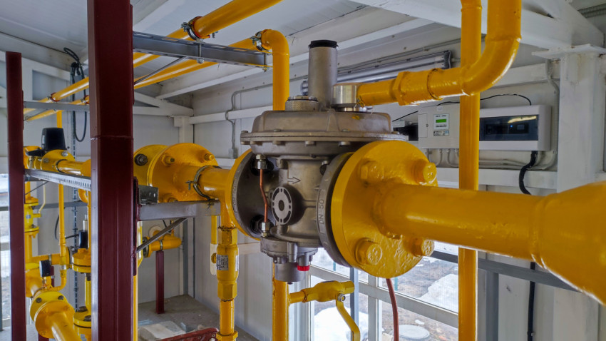 Газовый редуктор и трубная обвязка промышленной линии