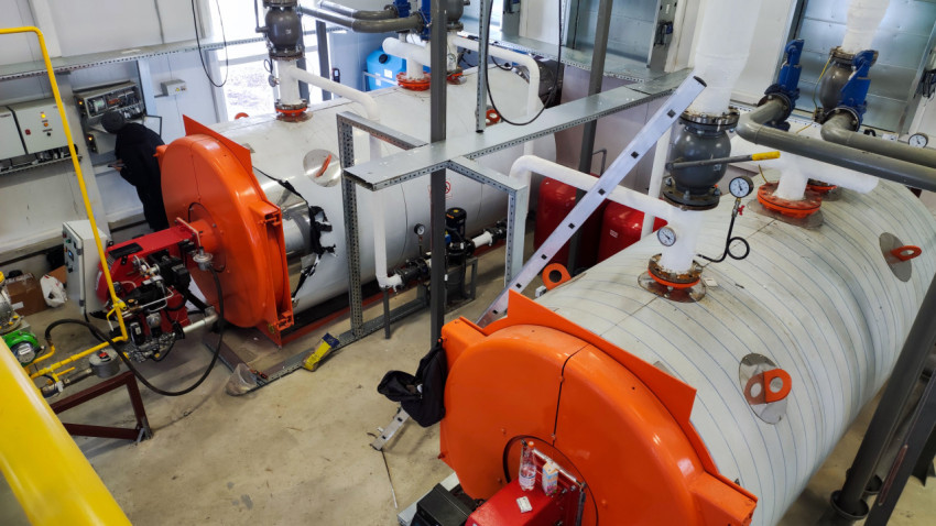 Промышленный котельный зал с теплогенераторами