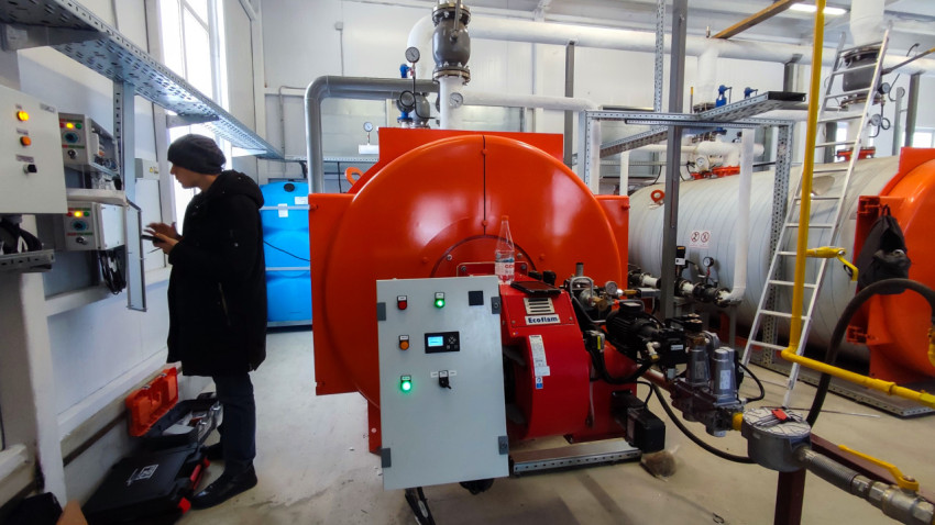 Газовый теплогенератор с панелью управления в котельном помещении