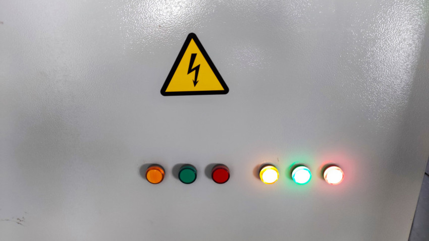 Электрощит с индикаторными лампами и предупреждающим знаком