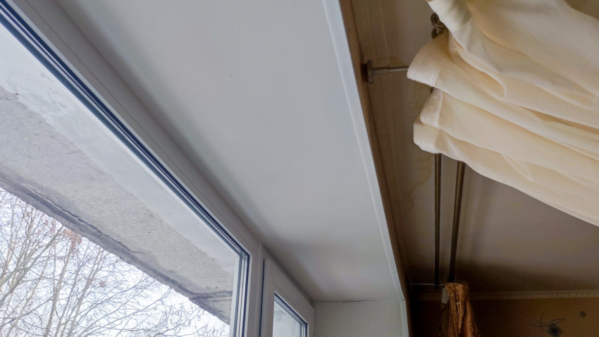 Окно в квартире с признаками протечек по верхнему откосу