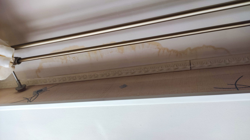 Следы протечек под потолком возле карниза
