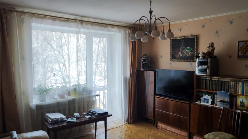 Гостиная с окном, шторами и корпусной мебелью