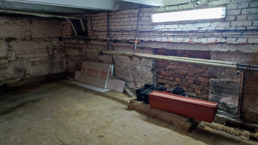 Подвальное помещение с инженерными трубопроводами