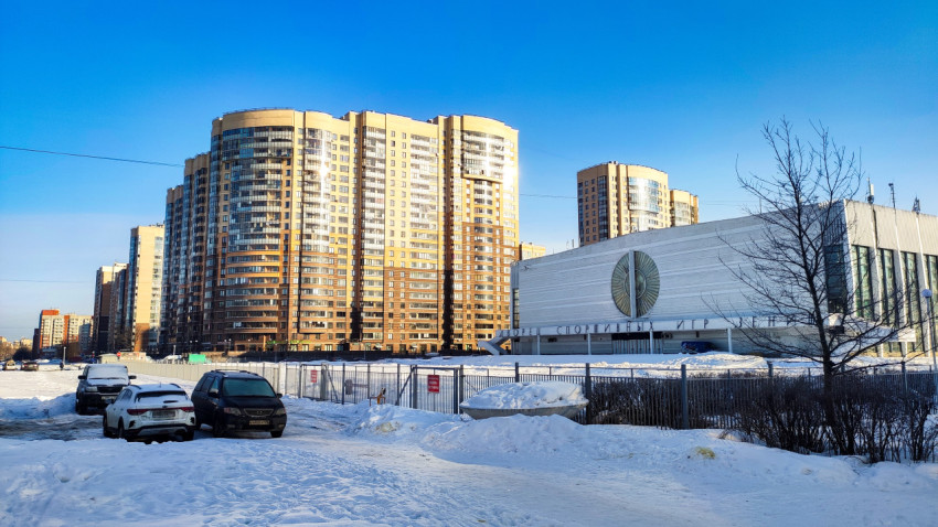 Жилой комплекс и спорткомплекс «Зенит» на фоне зимнего пейзажа