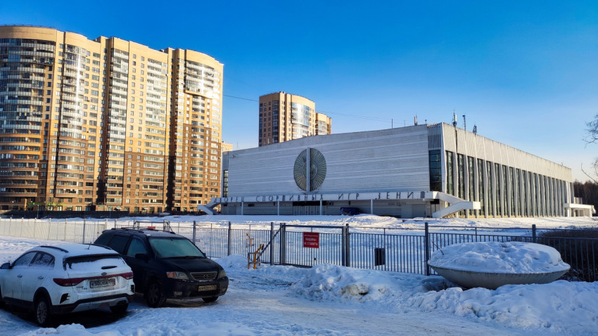 Дворец спортивных игр «Зенит» и жилой комплекс зимой