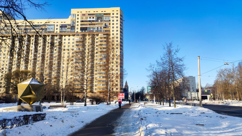 Пешеходная зона с жилыми домами и скульптурой