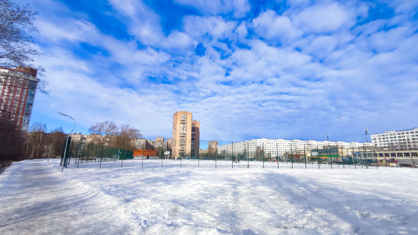 Застроенный жилой район зимой на фоне ясного неба