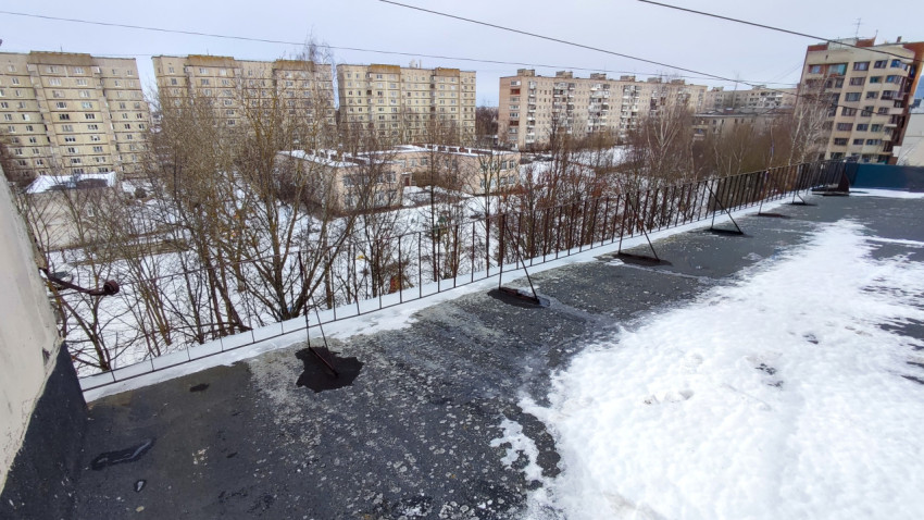 Крыша с ограждением и видом на дворовую территорию