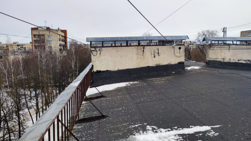 Плоская кровля многоквартирного дома с ограждением