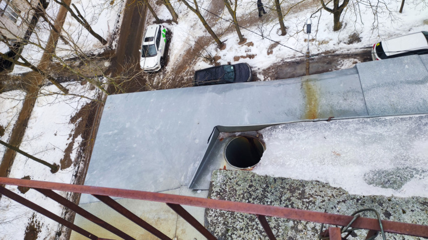 Вид с крыши на дворовую территорию и листовой настил