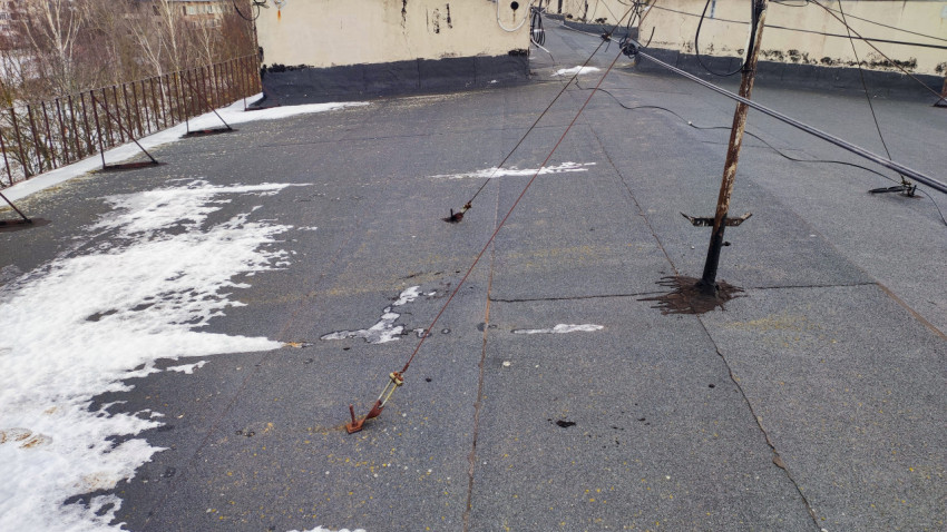 Плоская кровля с антенной и страховочными растяжками