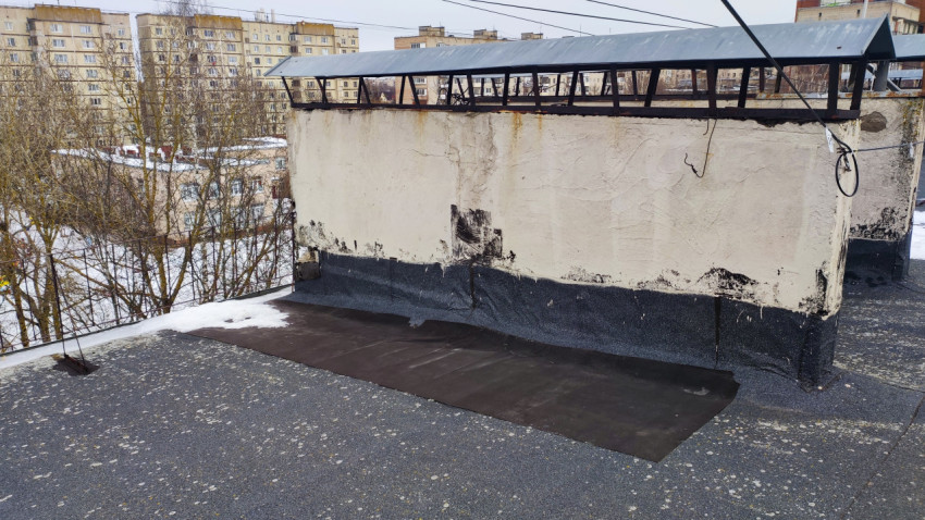 Вентиляционная шахта на плоской кровле панельного дома