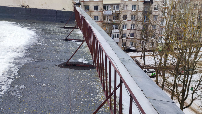 Ограждение крыши над жилым домом зимой
