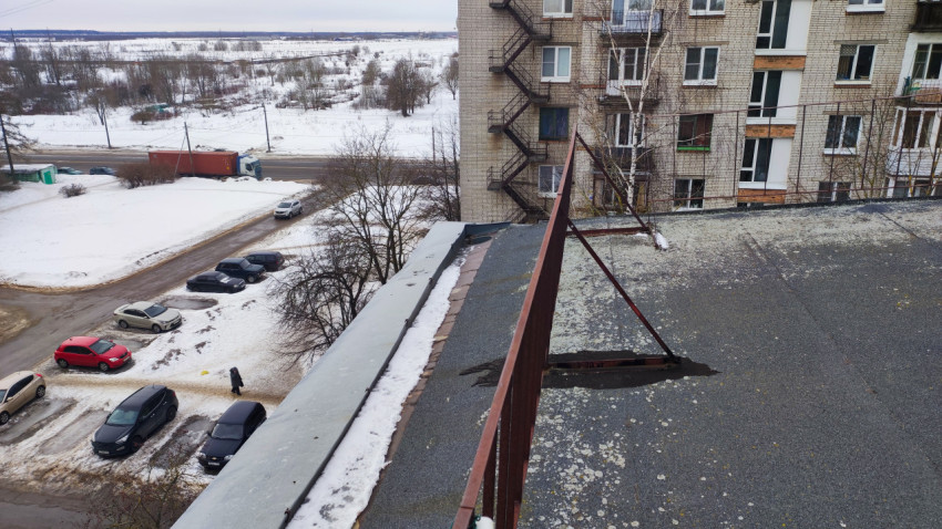 Кровля с ограждением и видом на парковку