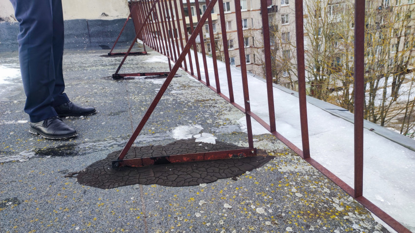 Крепление ограждения на кровле жилого здания