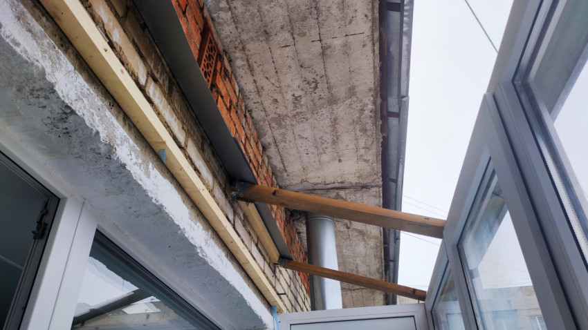 Балконная конструкция с деревянными балками и бетонной плитой перекрытия