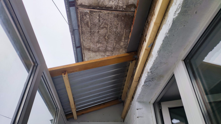 Крыша лоджии из профнастила на опорных балках